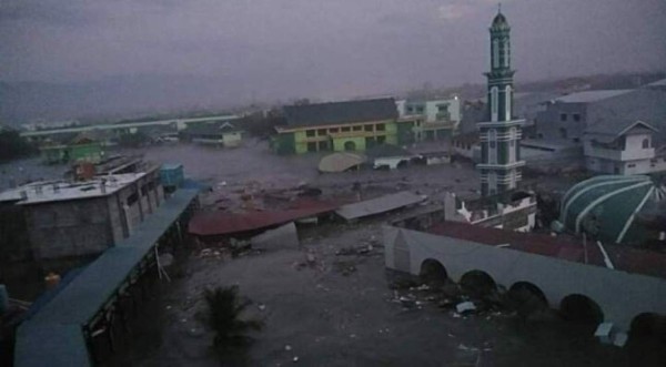 Varios muertos por un tsunami y un terremoto de 7,5 grados en Indonesia