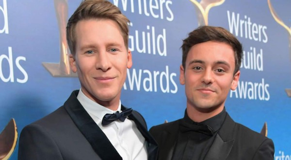 Tom Daley y su esposo Dustin Lance Black están 'embarazados'