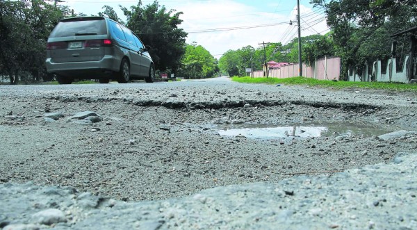 Más de 1,000 kilómetros de vías necesitan pavimento