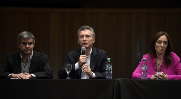Macri promete un tipo de cambio 'único' para el dólar en Argentina