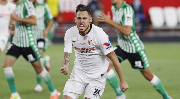 El centrocampista argentino del Sevilla, Lucas Ocampos, celebra el primer gol del equipo sevillista durante el encuentro correspondiente a la jornada 28 de primera división que disputan esta noche frente al Betis en el estadio Sánchez Pizjuán, primer encuentro tras el parón obligado de la liga provocado por la pandemia de coronavirus. EFE / José Manuel Vidal.