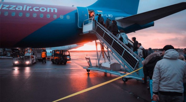 Prisión para empleado de aeropuerto de Singapur por intercambiar etiquetas de equipajes