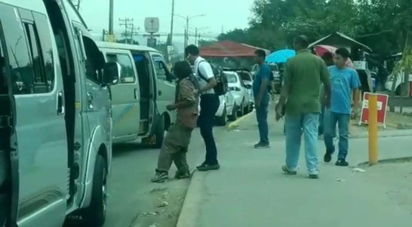 Video: Estudiante hondureño salva a indigente de ser atropellado