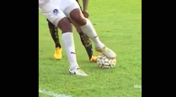 Costly presume su genial caño a Will Barahona desde otro ángulo