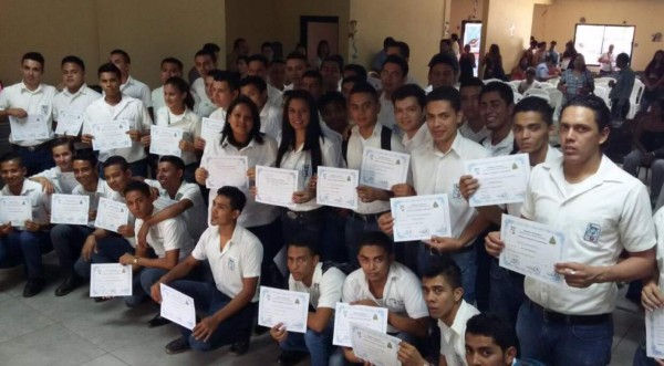 Más de 85 sampedranos fueron certificados en mecánica y diseño gráfico