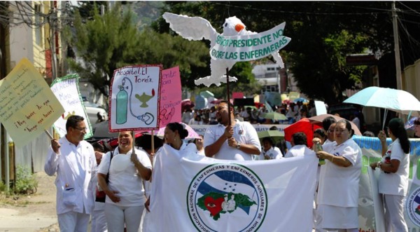 Enfermeras hondureñas exigen mejores condiciones laborales en su día