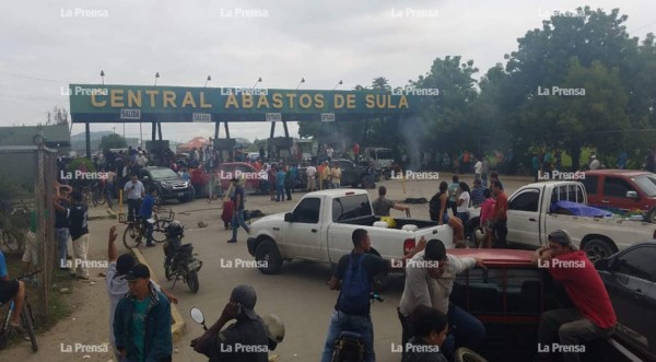 Vendedores de la central de abastos se enfrentan a la Policía en San Pedro Sula
