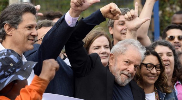 Expresidente brasileño Lula salió de la cárcel, ovacionado por sus partidarios