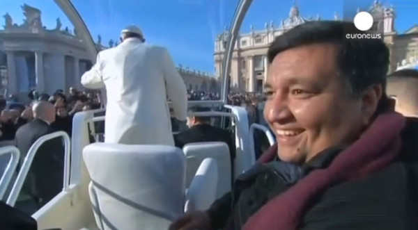 El Papa invitó a un cura a pasear en el papamóvil: '¡Vení, subí!'