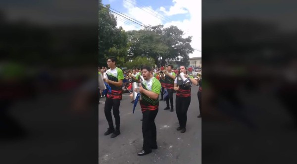 Video viral: Joven con síndrome de down se roba el show en desfiles patrios