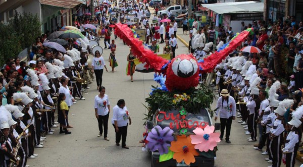 Civismo y colorido en desfiles patrios en Honduras