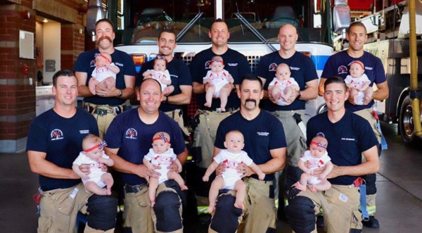 Historia viral: Nueve bomberos se convierten en padres al mismo tiempo