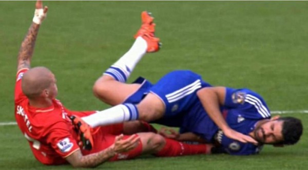 VIDEO: Diego Costa clava los tacos a Martin Skrtel en las costillas