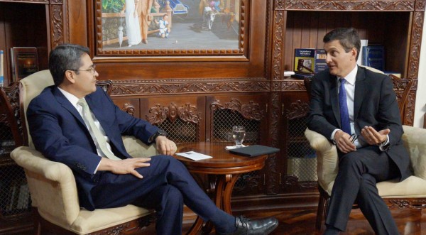 Juan Orlando Hernández analiza con Amazon potencial en educación digital de Honduras