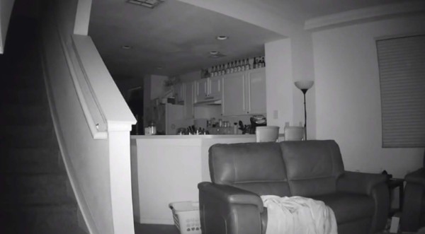 Escuchaba extraños ruidos en la madrugada y puso un cámara para grabar todo