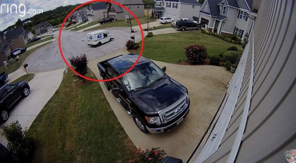 Video viral: Joven se olvida de poner el freno de mano y su camión casi se estrella