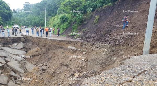 Honduras: Pobladores arriesgan su vida al cruzar deslave en carretera CA-4
