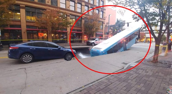 Video viral: Se abre un agujero en plena calle y se traga un autobús