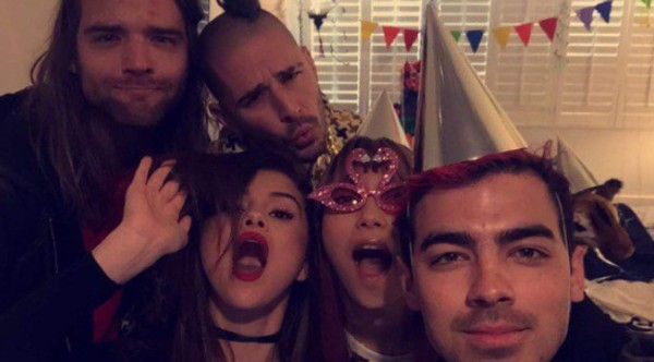 Selena Gómez y Joe Jonas compartirán escenario
