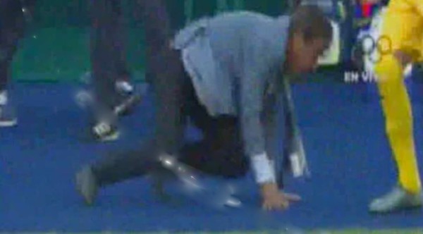 Video: La cómica caída de Pinto tras celebrar el gol de Lozano