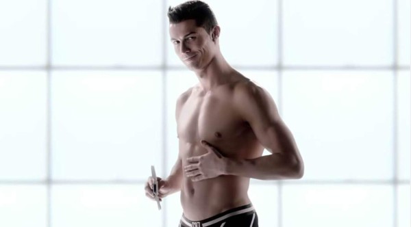 Cristiano Ronaldo exhibe su cuerpo en Japón