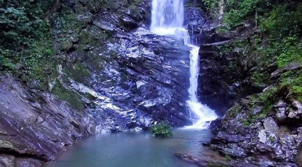 Cataratas: Milpa Arada y Cerro Mala Nova/ La primera está ubicada en la comunidad del mismo nombre, a 25 minutos del parque central. Sus refrescantes aguas son apetecidas entre sus pobladores y otras comunidades cercanas.