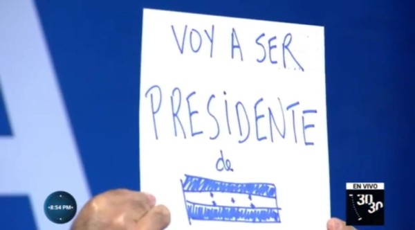 Con rótulo en mano, Ricardo Álvarez reafirma que quiere ser presidente de Honduras