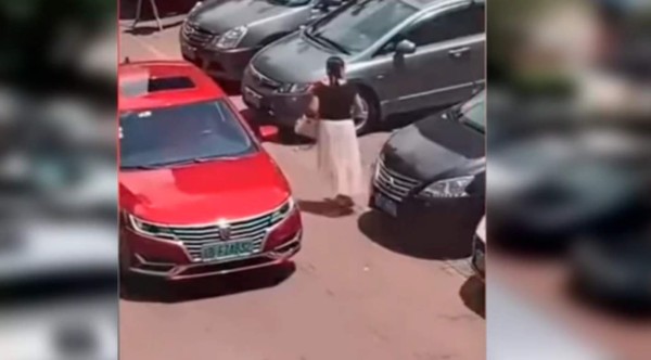 Video viral: El ingenioso truco de una mujer para estacionarse en un parqueo muy pequeño