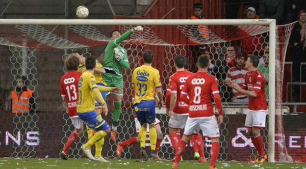 Video: Grosero error de Víctor Valdés terminó en 'doloroso gol'