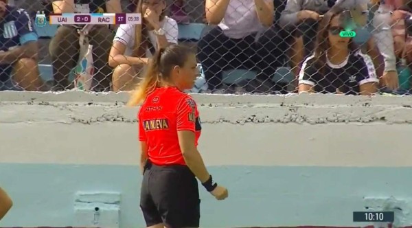 Video: Árbitra detuvo partido para expulsar a aficionado