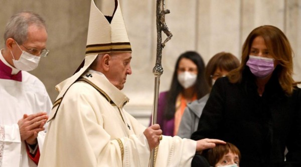 Papa Francisco celebra la Misa del Gallo llamando a la fraternidad