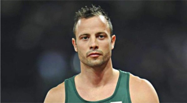 Óscar Pistorius se divierte jugando fútbol en la cárcel