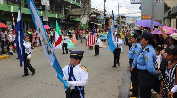 Civismo y colorido en desfiles patrios en Honduras