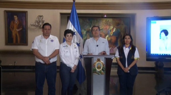 El presidente hondureño Juan Orlando Hernández junto a varios de su gabinete de gobierno.