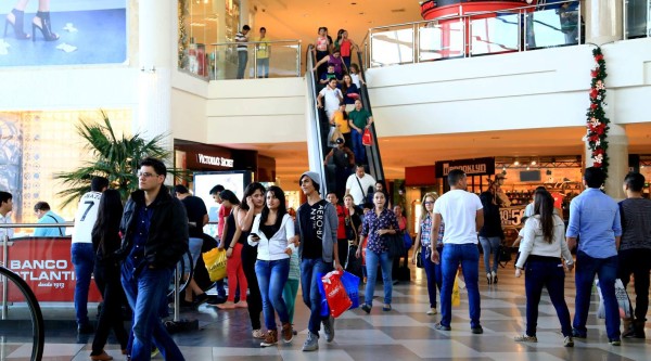 Saturados centros comerciales por descuentos hasta de 60%