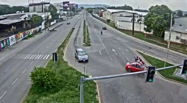 VIDEO: Familia que viajaba en moto sale volando tras chocar con vehículo que se atravesó