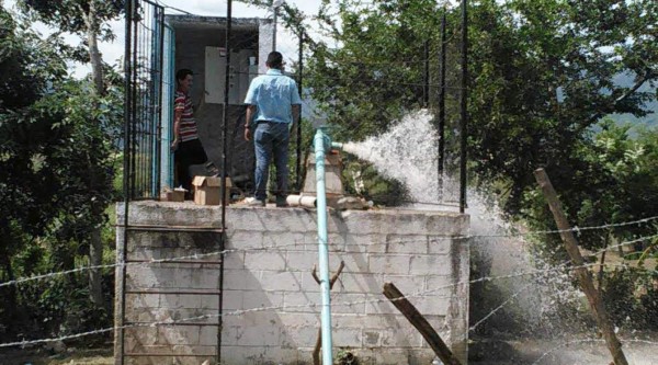 Solventan problema de agua que afectó a mil familias