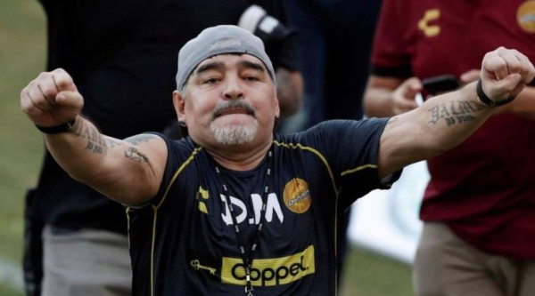 Maradona se sometió con éxito a cirugía de una rodilla en Argentina