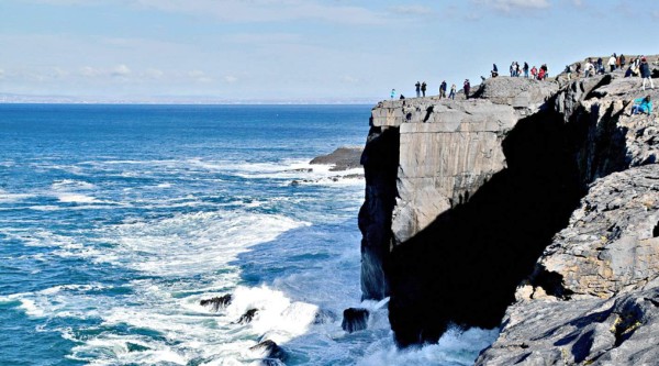 Los acantilados están compuestos de piedra caliza carbonífera, una roca sedimentaría formada a lo largo de 320 millones de años en el fondo marino.