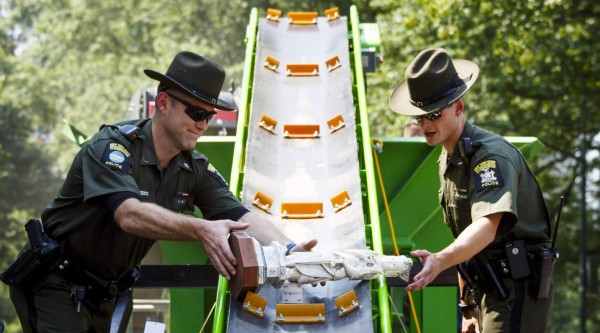 Nueva York pulveriza cerca de dos toneladas de marfil