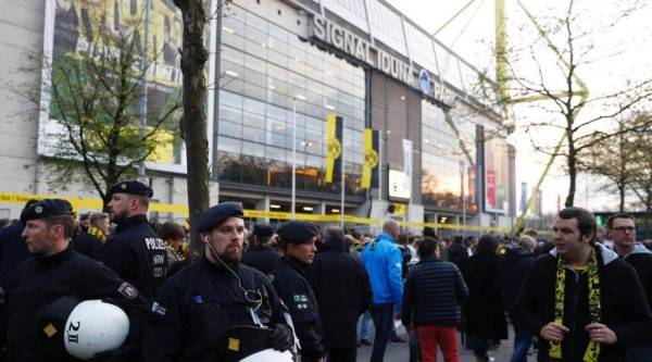 Dortmund anuncia suspensión de partido por explosión cerca de autobús
