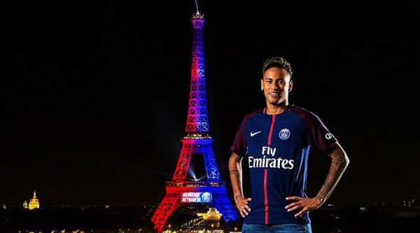 Neymar Jr durante la presentación realizada este sábado por el equipo parisino como el fichaje más caro de la historia del futbol.