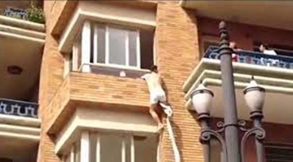 Sorprende a esposa engañándolo mientras el amante escapa