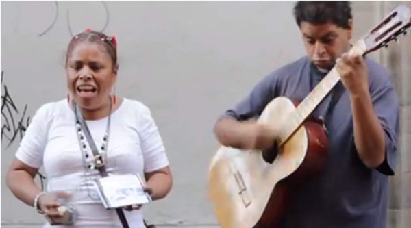 Video: Mujer no vidente impresiona al cantar como Shakira