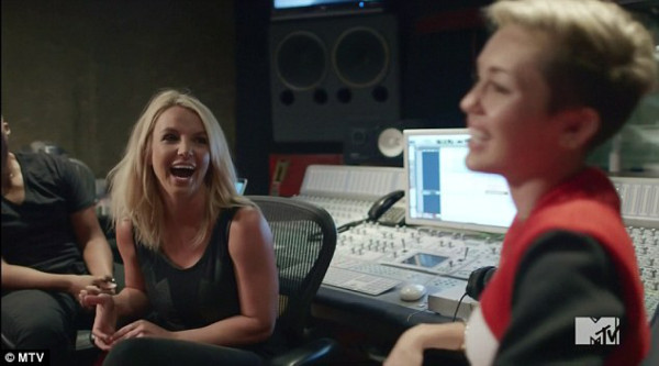 Miley Cyrus revela nuevas imágenes provocativas