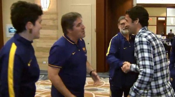 El Barça le prohíbe a sus niños tomarse fotos con Raúl