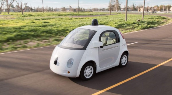 Google Car es multado por manejar muy lento