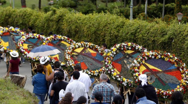 Campesinos colombianos sustituyen imágenes por silletas florales en viacrucis