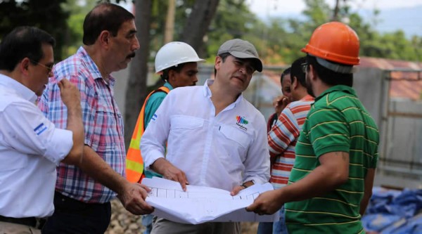 Presidente Hernández hace visita sorpresa a La Ceiba