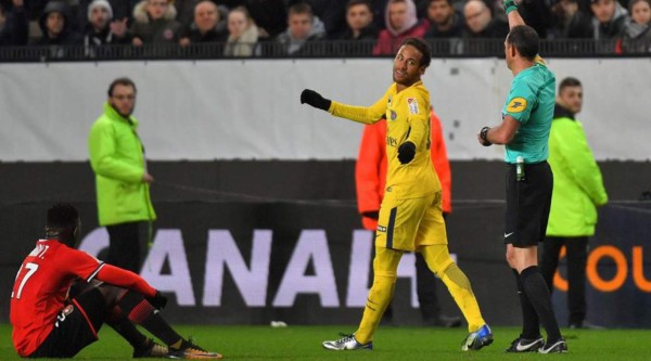 Video: Polémico gesto de Neymar contra rival indigna a los franceses